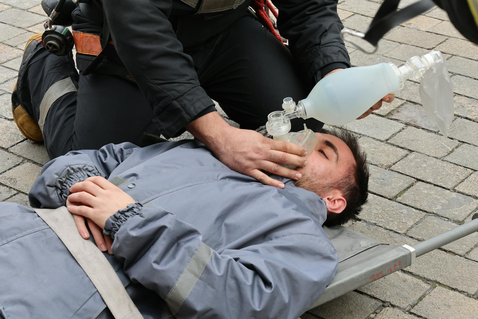 Iran Crisis Beneficiary Victim Stocks Sector 2026 관련 이미지